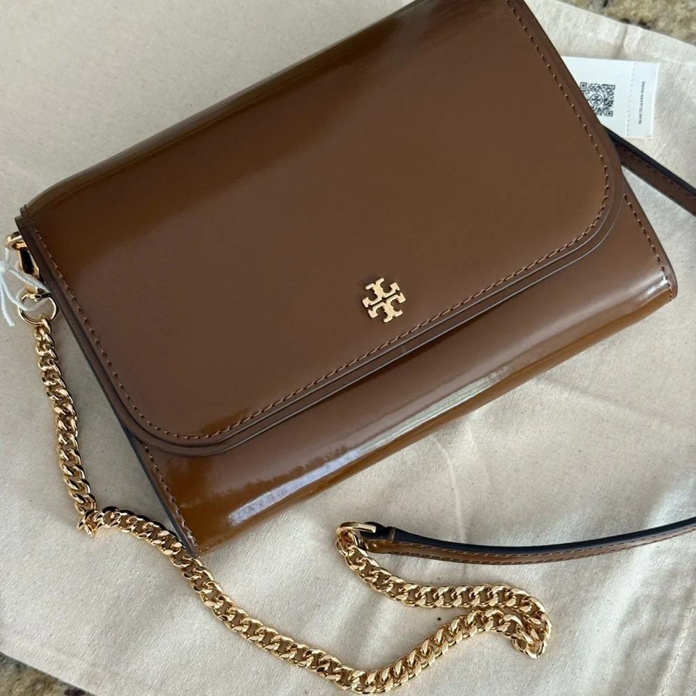 New tory burch ❤️‍🔥 Emerson PATENT CHAIN WALLE RICH WALNUT